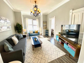 Spacious Historic Apartments In Lakeview Chicago - Walk to Wrigley, Nightlife, Shops, Hospitals